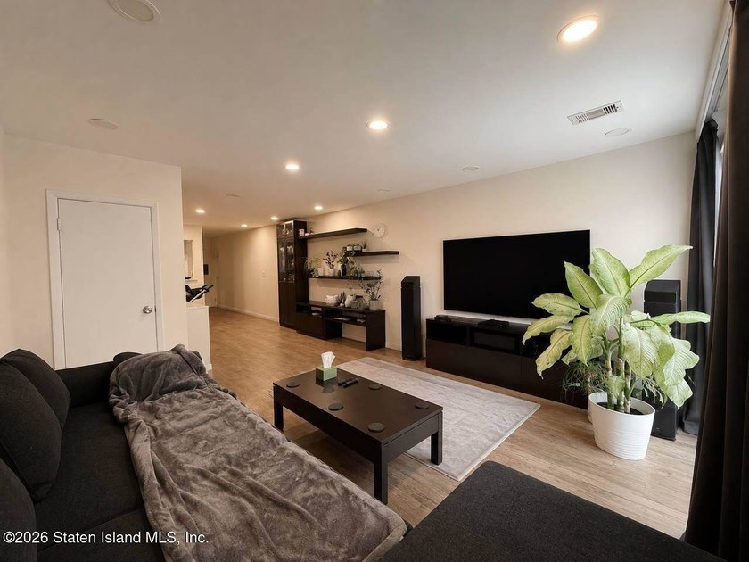 This stunning recently renovated 3 bedrooms duplex condo sits in - photo 4