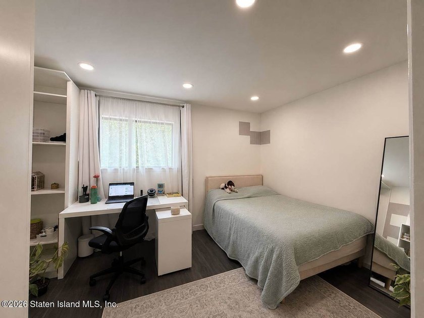 This stunning recently renovated 3 bedrooms duplex condo sits in - photo 6