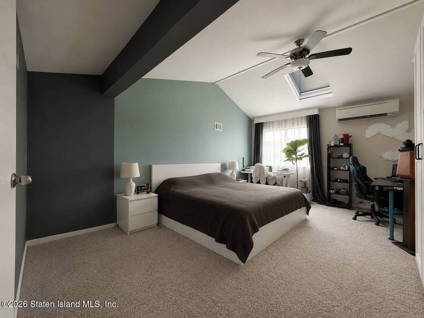 This stunning recently renovated 3 bedrooms duplex condo sits in - photo 8