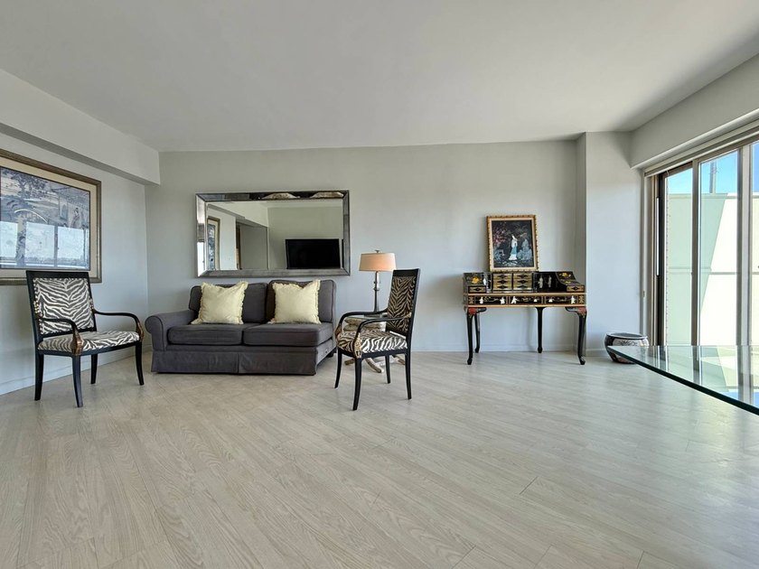 Penthouse 1.5 bedroom apt with over 900 square feet of luxury - photo 3