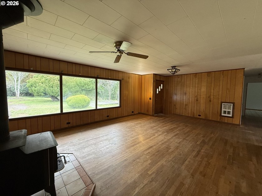 END OF ROAD PRIVACY!! Charming 3 bedroom 1 1/2 bath home located - photo 3