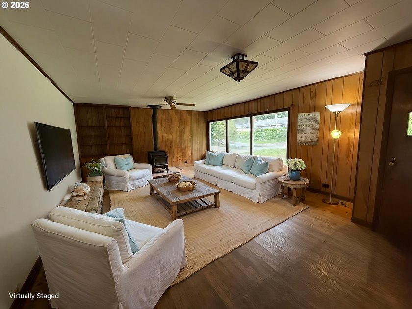 END OF ROAD PRIVACY!! Charming 3 bedroom 1 1/2 bath home located - photo 4