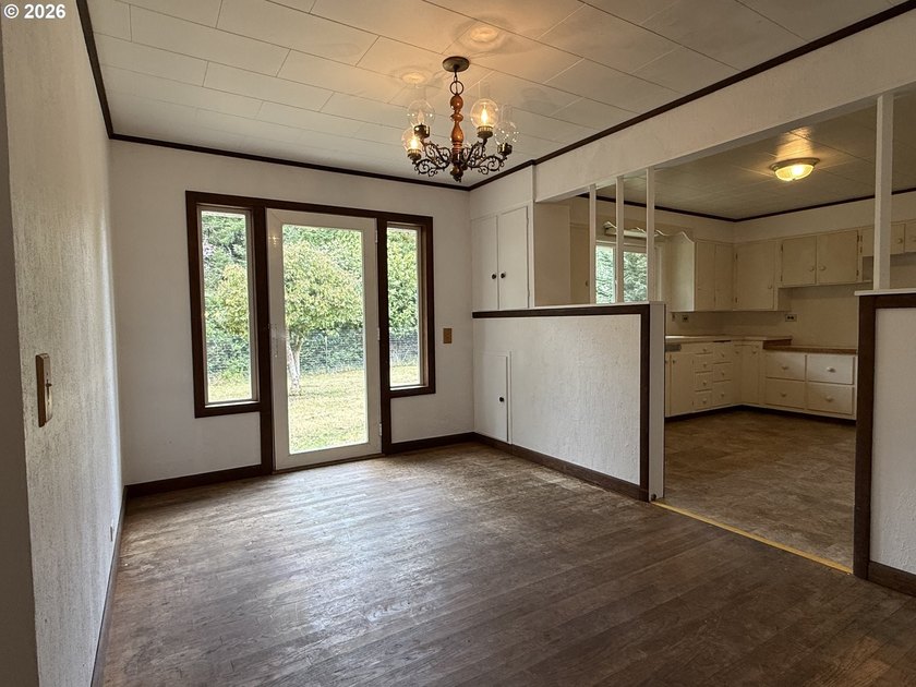 END OF ROAD PRIVACY!! Charming 3 bedroom 1 1/2 bath home located - photo 7