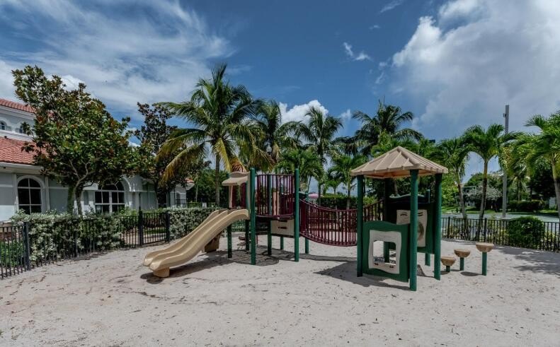 Great opportunity to own in a desirable Riviera Beach community! - photo 11