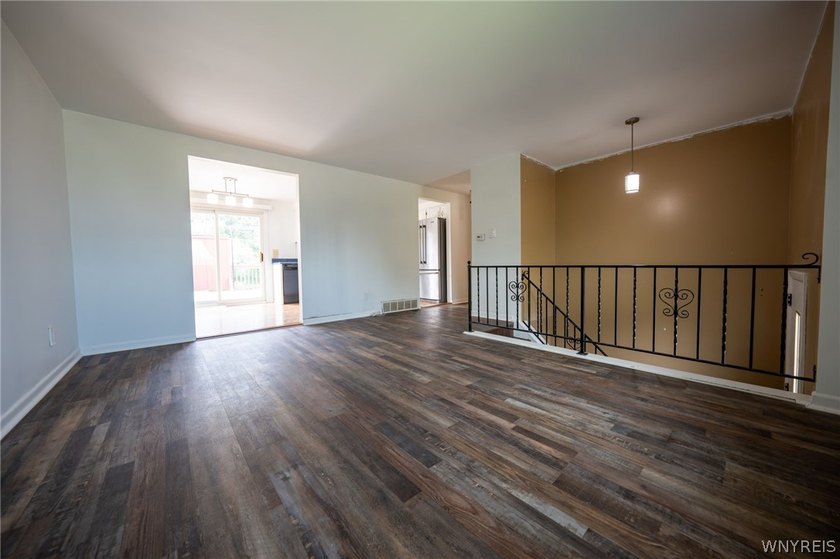 Welcome to 3933 Sharondale Drive! This inviting 3-bedroom - photo 4