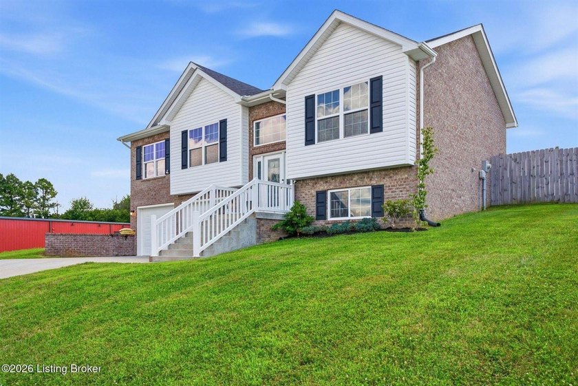 Welcome home to the perfect blend of space, comfort, and - photo 4