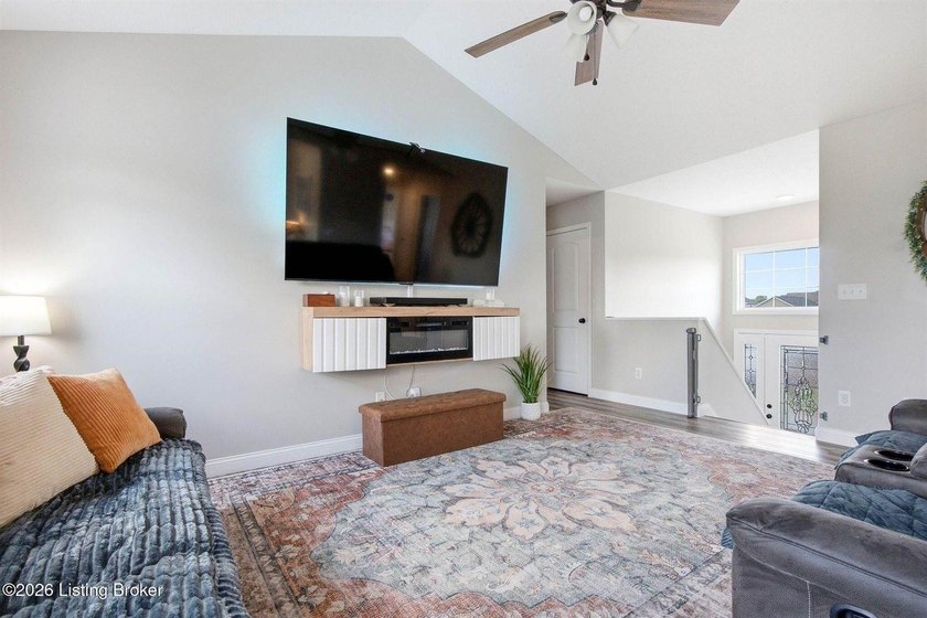 Welcome home to the perfect blend of space, comfort, and - photo 10