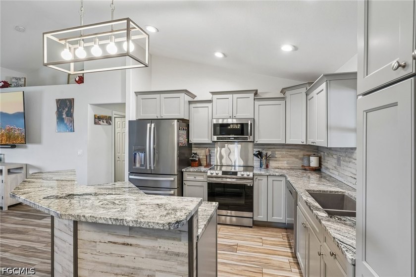 AGENTS - PLEASE VIEW REALTOR REMARKS IN THE MLS. Motivated - photo 12