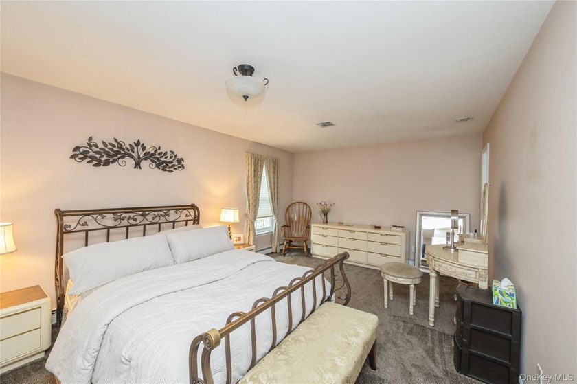 Beautifully maintained custom-appointed hi-ranch! Built in 2004 - photo 13