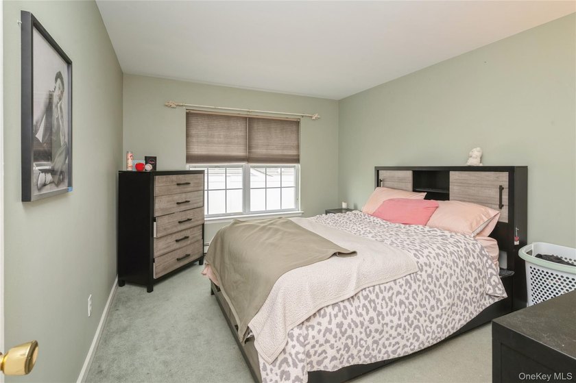 Beautifully maintained custom-appointed hi-ranch! Built in 2004 - photo 19