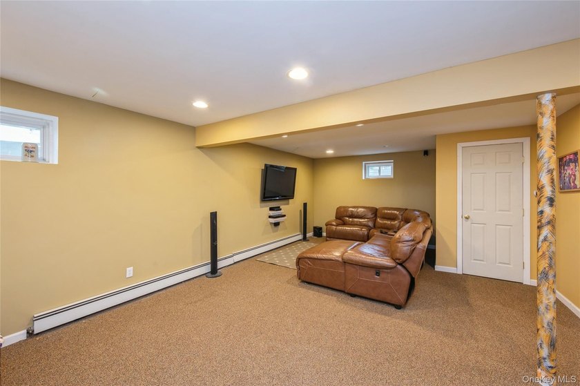 Beautifully maintained custom-appointed hi-ranch! Built in 2004 - photo 20