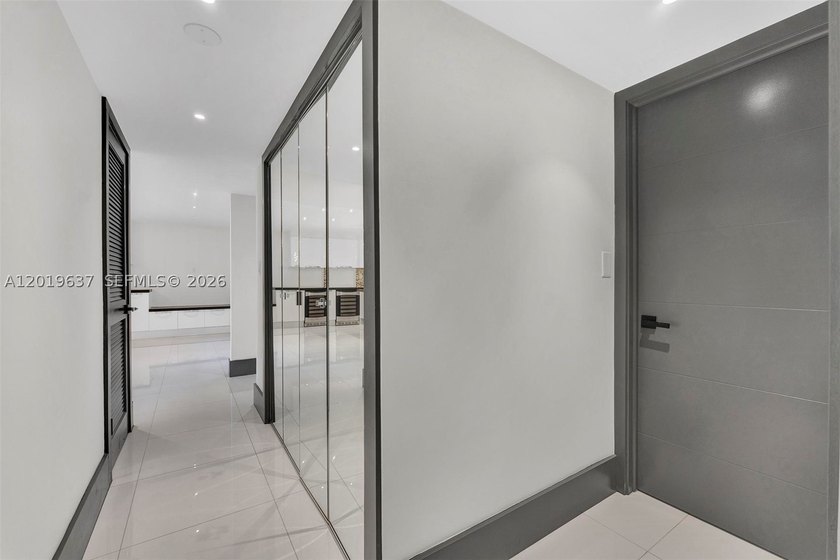 Beautifully upgraded 3 bedroom 2 bathroom first floor corner - photo 22