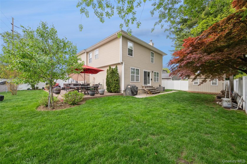 Beautifully maintained custom-appointed hi-ranch! Built in 2004 - photo 22