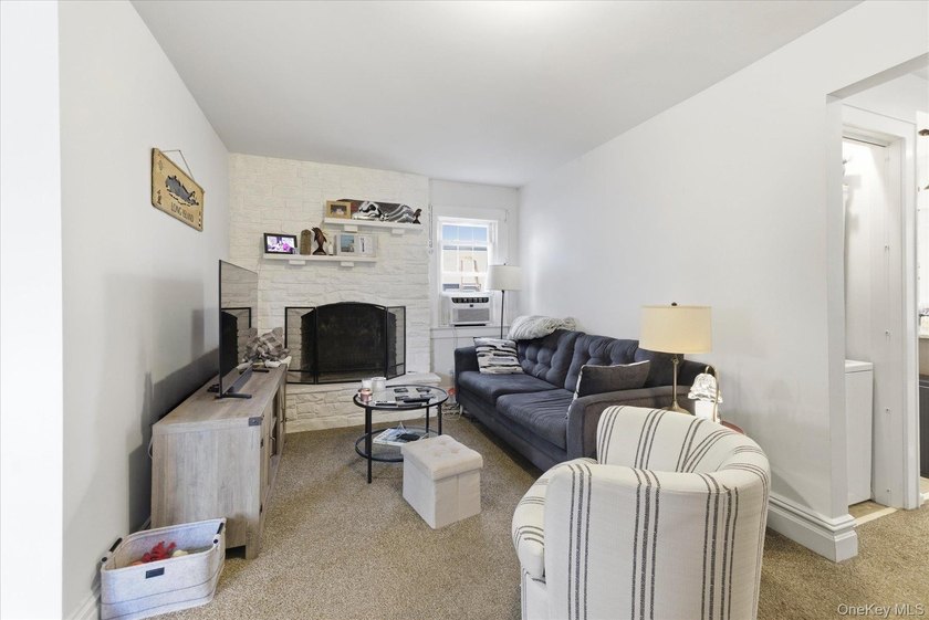Welcome to this cozy 1-bedroom, 1.5-bathroom bungalow located in - photo 5