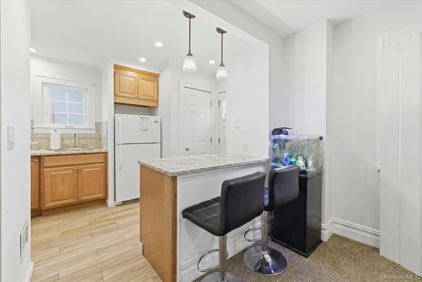 Welcome to this cozy 1-bedroom, 1.5-bathroom bungalow located in - photo 8