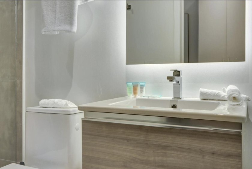 Turn-key and fully furnished 1-bedroom, 1-bath unit in the heart - photo 13