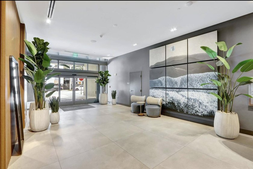Turn-key and fully furnished 1-bedroom, 1-bath unit in the heart - photo 20