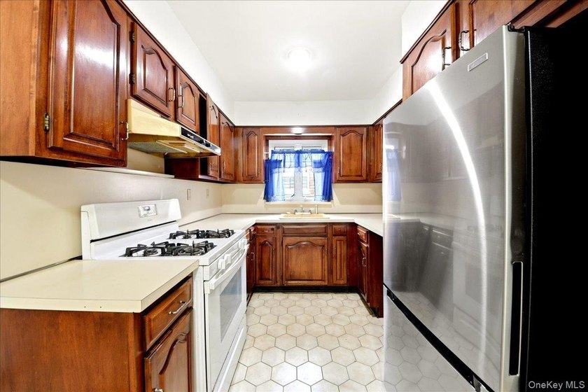 2 family Brick Semi attached Ideally located in Pelham Gardens - photo 4