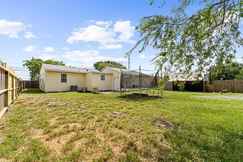 Situated on a spacious 0.31-acre lot in Flour Bluff, this - photo 21