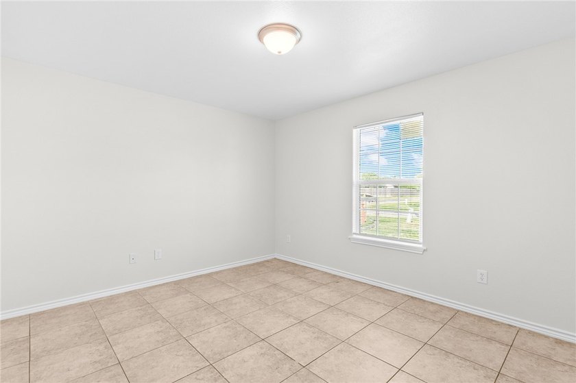 Freshly painted 3-bedroom, 2-bath home featuring an open floor - photo 11