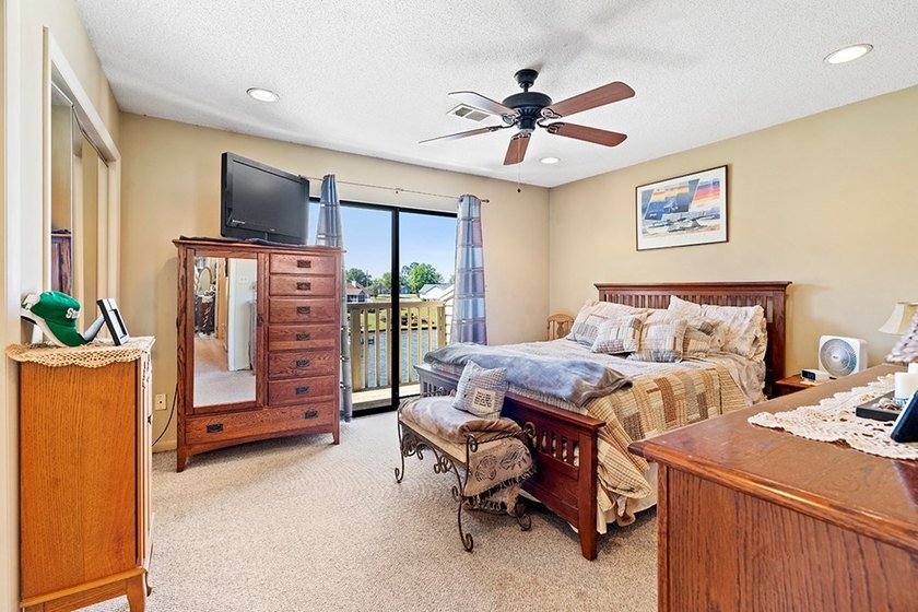 LAKEFRONT TOWNHOME WITH SPACE, VIEWS, AND UNMATCHED CONVENIENCE - photo 12