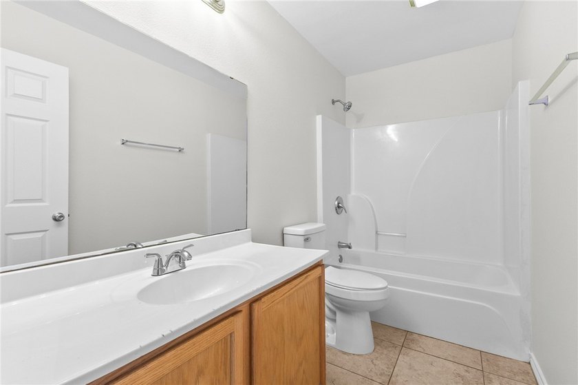 Freshly painted 3-bedroom, 2-bath home featuring an open floor - photo 16