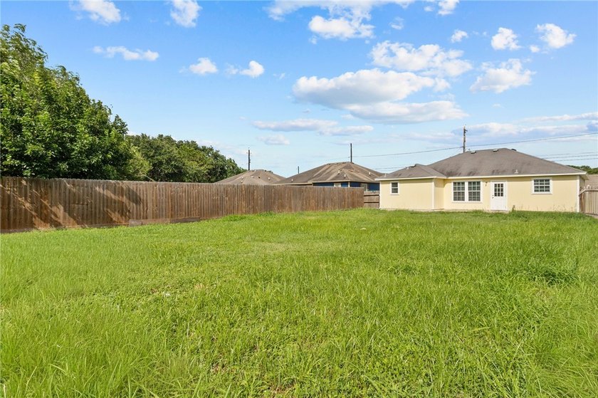 Freshly painted 3-bedroom, 2-bath home featuring an open floor - photo 17
