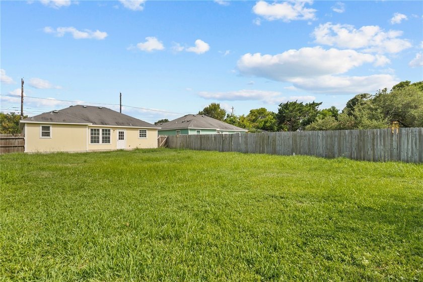 Freshly painted 3-bedroom, 2-bath home featuring an open floor - photo 18