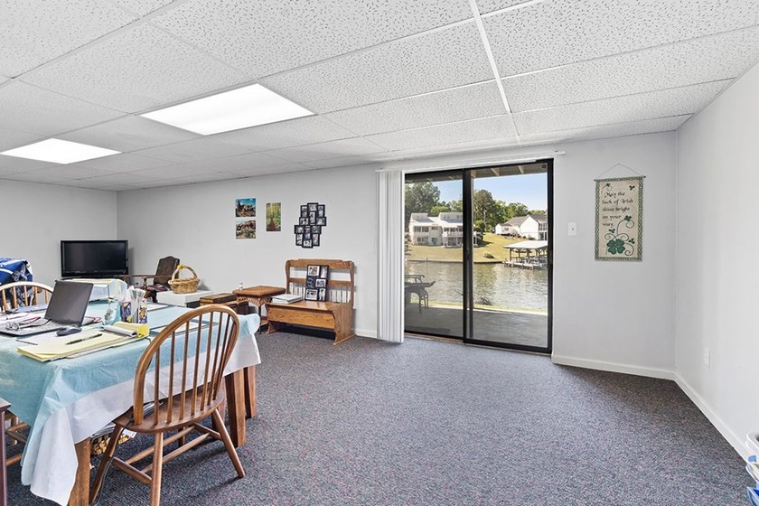 LAKEFRONT TOWNHOME WITH SPACE, VIEWS, AND UNMATCHED CONVENIENCE - photo 18