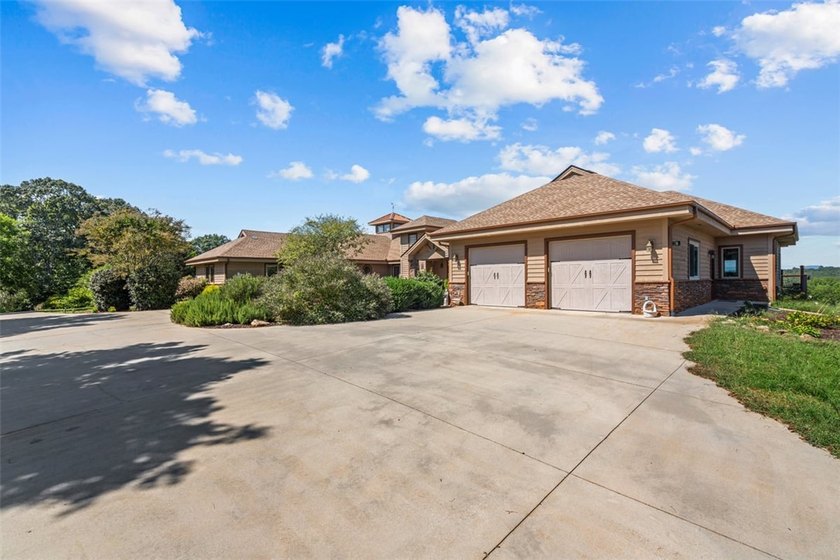 Discover a rare multi-generational property with sweeping views - photo 3