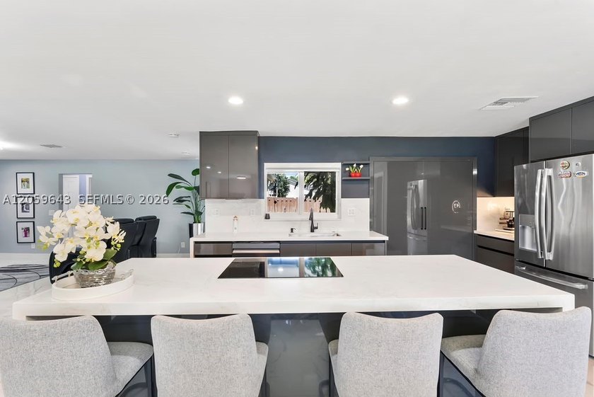 Completely renovated and move-in ready! This stunning 3-bedroom - photo 11