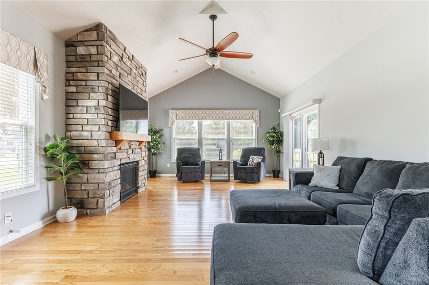 Welcome to this beautifully upgraded ranch end-unit townhome - photo 13