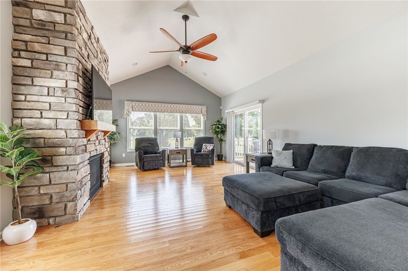 Welcome to this beautifully upgraded ranch end-unit townhome - photo 14