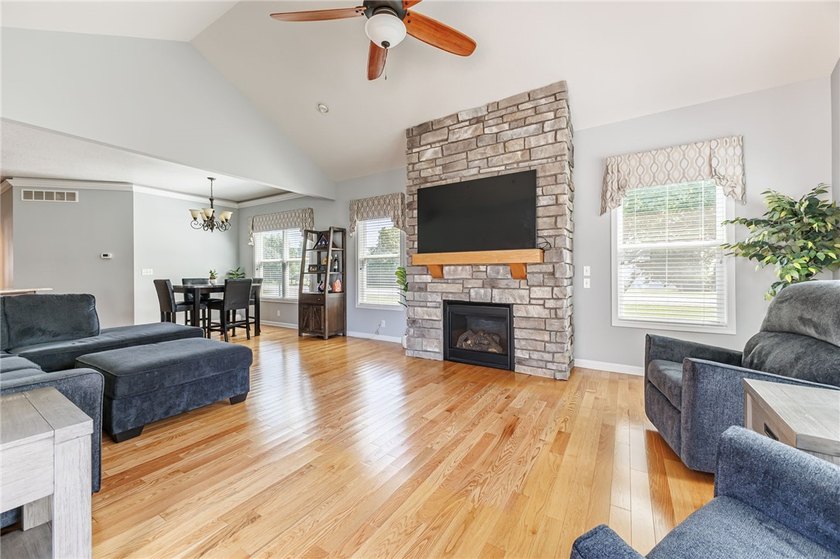 Welcome to this beautifully upgraded ranch end-unit townhome - photo 15