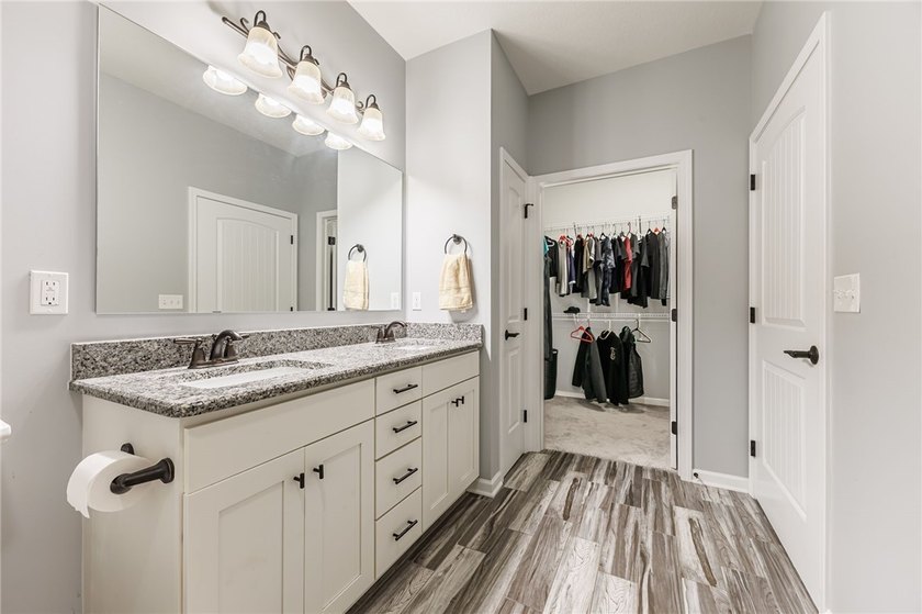 Welcome to this beautifully upgraded ranch end-unit townhome - photo 20