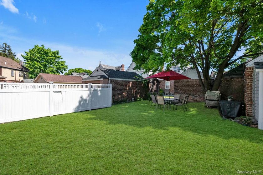 Beautiful Detached Colonial Single Family Home in Prime Bayside - photo 20