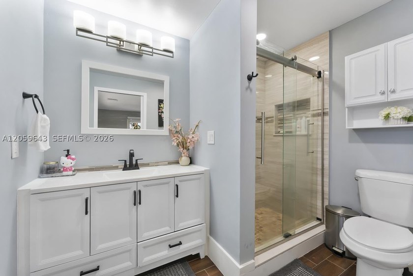 Completely renovated and move-in ready! This stunning 3-bedroom - photo 21