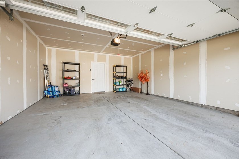 Welcome to this beautifully upgraded ranch end-unit townhome - photo 25
