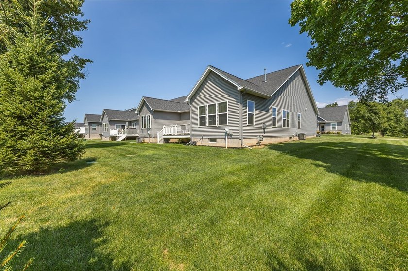 Welcome to this beautifully upgraded ranch end-unit townhome - photo 27