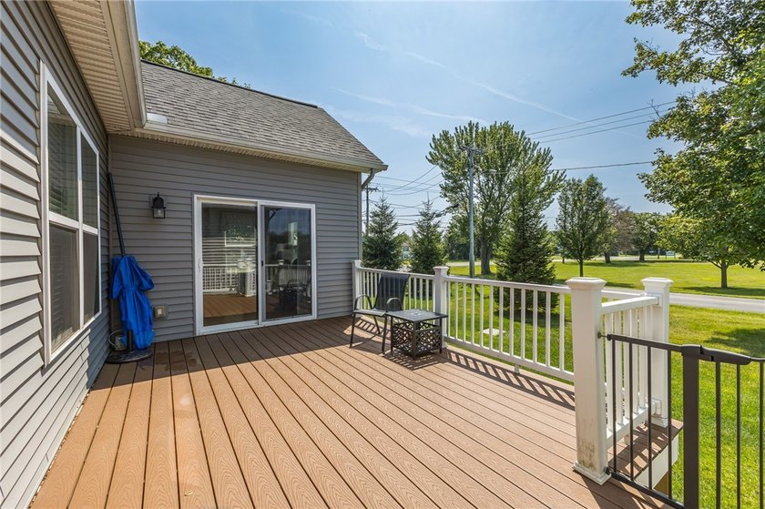Welcome to this beautifully upgraded ranch end-unit townhome - photo 29