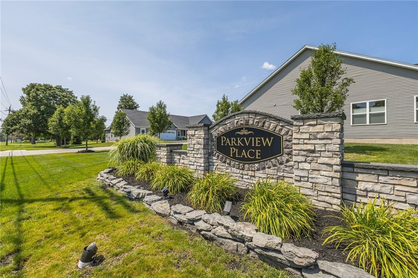 Welcome to this beautifully upgraded ranch end-unit townhome - photo 31