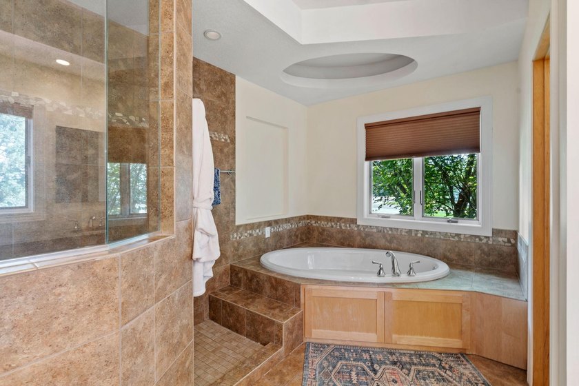 This beautifully maintained soft contemporary home offers luxury - photo 20