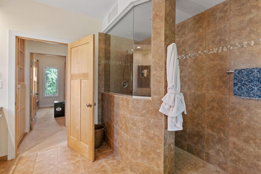 This beautifully maintained soft contemporary home offers luxury - photo 21