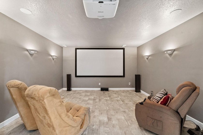 This beautifully maintained soft contemporary home offers luxury - photo 26