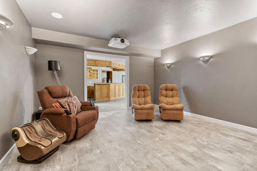 This beautifully maintained soft contemporary home offers luxury - photo 27