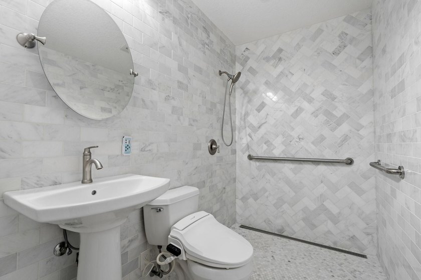 This beautifully maintained soft contemporary home offers luxury - photo 28