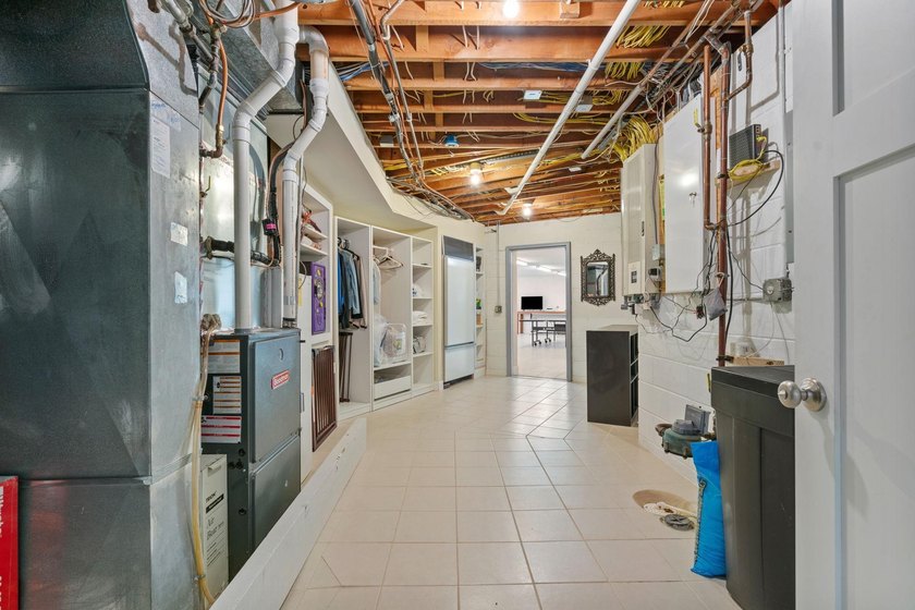 This beautifully maintained soft contemporary home offers luxury - photo 35