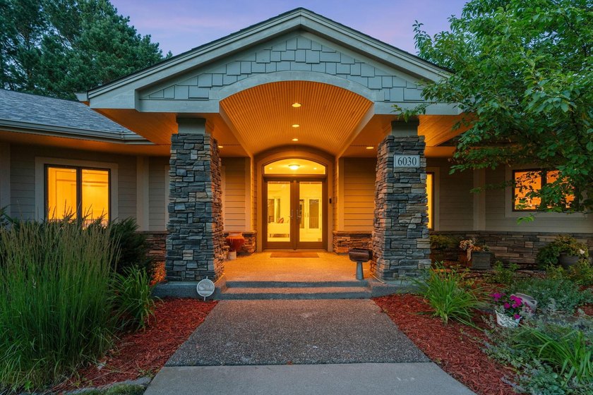 This beautifully maintained soft contemporary home offers luxury - photo 50