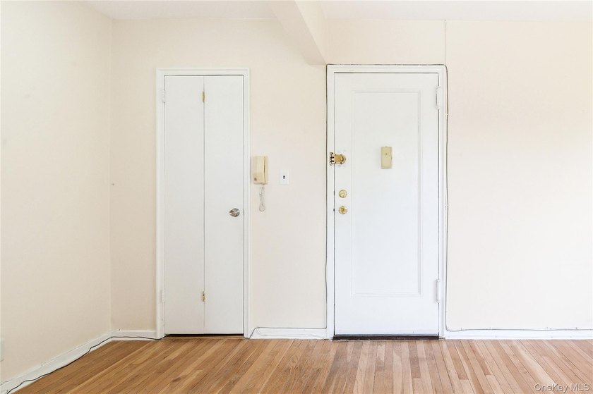 Bright and roomy one bedroom apt on top floor. Large living and - photo 2