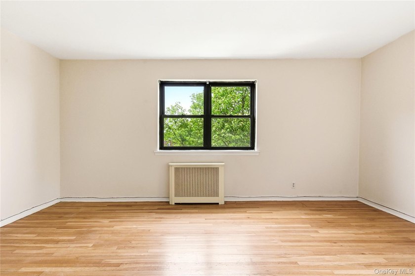 Bright and roomy one bedroom apt on top floor. Large living and - photo 4